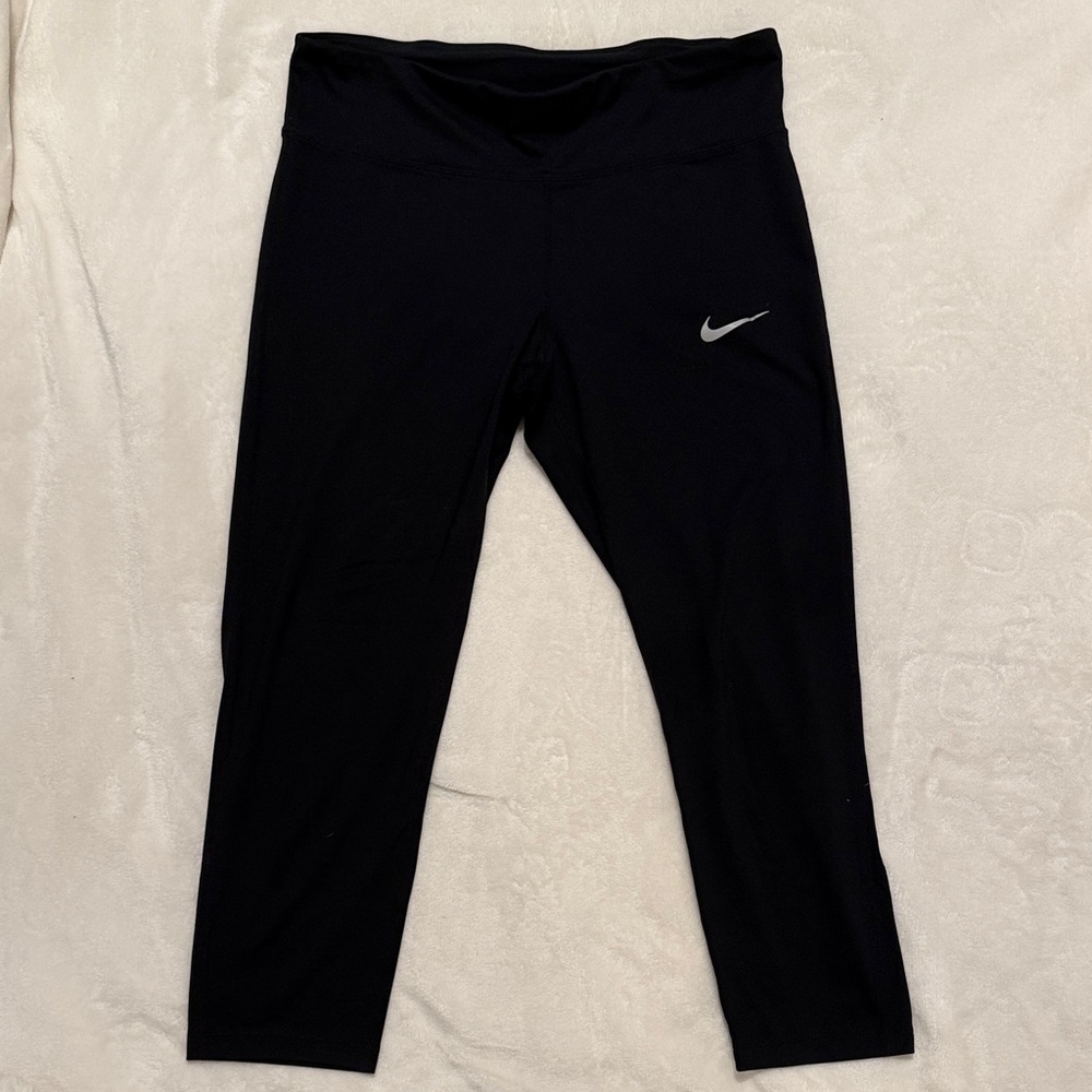 Nike Women's Black Cropped Leggings